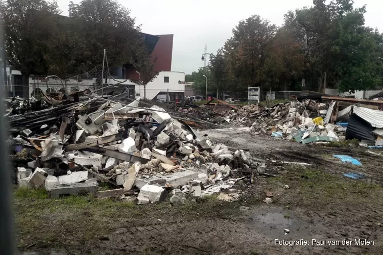 Verwoestende brand legt voormalig restaurant in de as, puinresten bij daglicht goed zichtbaar