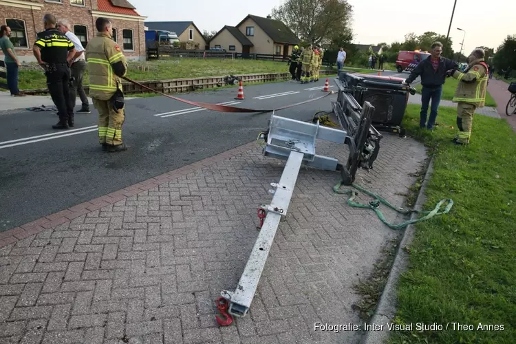 Heftruck valt om bij redding van paard uit sloot in Heerhugowaard