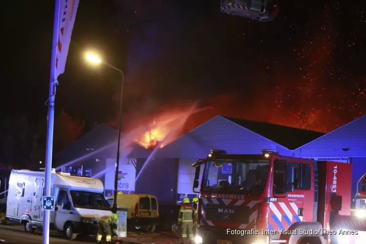 Brand Heerhugowaard onder controle, twee bedrijven verwoest