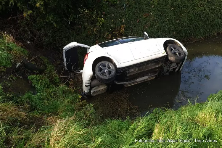 Moeder en dochter geraken met auto in sloot Noord-Scharwoude