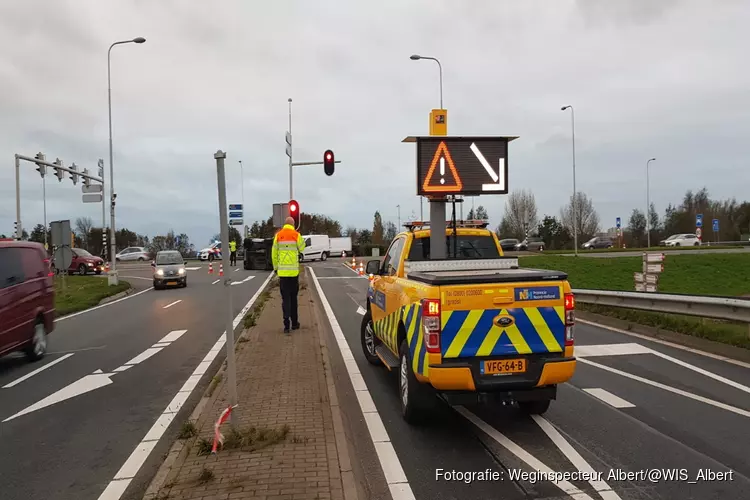 Auto over de kop: drie voertuigen betrokken bij ongeluk Nollenweg