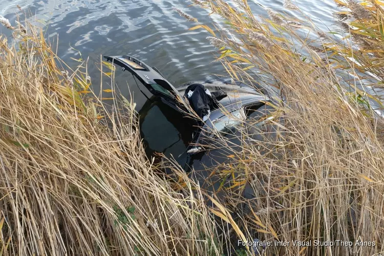 Auto te water langs Oostdijk, geen inzittenden aangetroffen