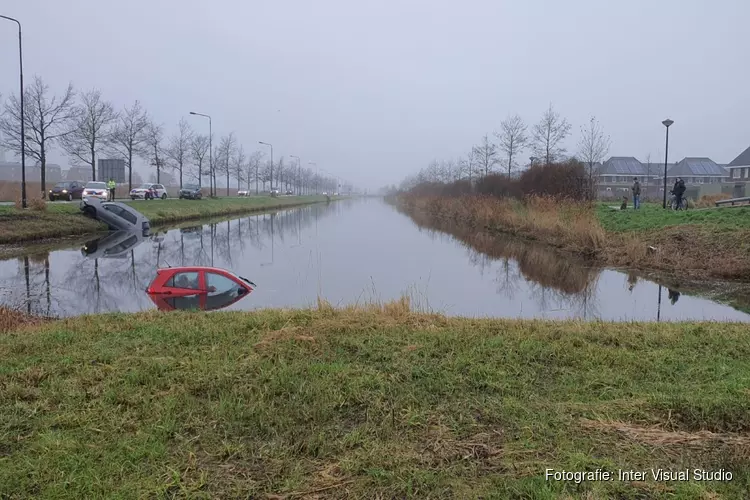 Twee auto&#39;s in water langs Oosttangent