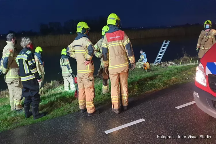 Dode man in auto gevonden in water langs Huygendijk