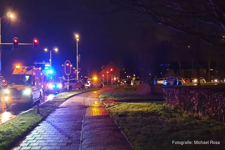 Auto te water op Saffier in Heerhugowaard, traumaheli gealarmeerd