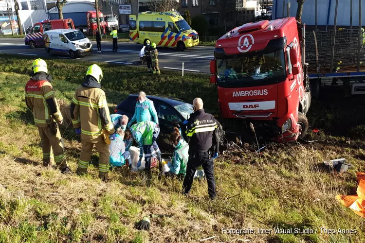 Zware crash tussen vrachtwagen en auto op N242