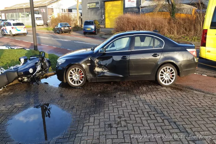 Motorrijder en automobilist botsen op de Nobelstraat in Heerhugowaard