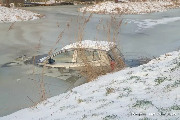 Auto in de sloot in Heerhugowaard