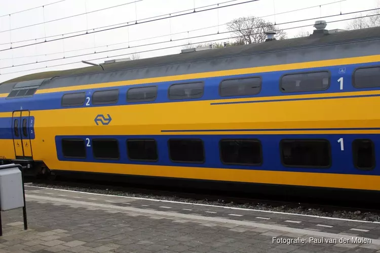 Schaatsers zorgen voor gevaarlijke situaties op het spoor in Noord-Holland. ProRail laat treinen langzamer rijden