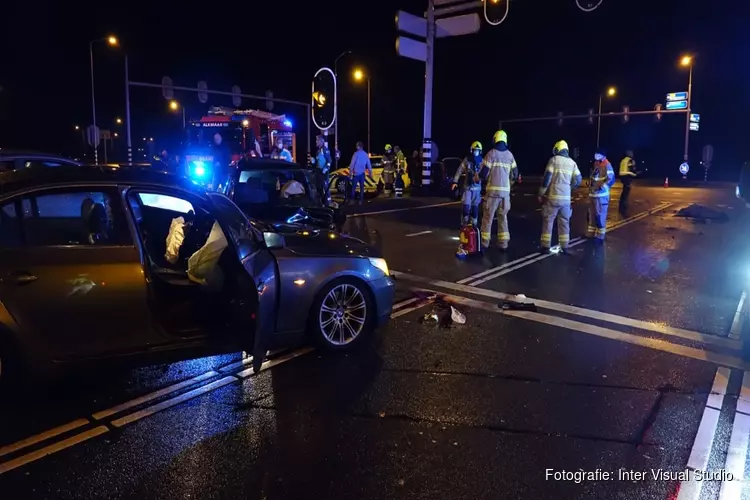 Vier auto&#39;s betrokken bij botsing op kruising, één gewonde