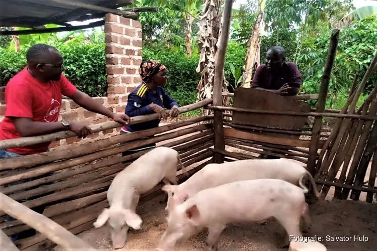 Varkensslagerij “Dewez Youth Pork Butchery” in Oeganda