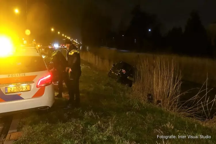 Auto deels in sloot na botsing in Heerhugowaard