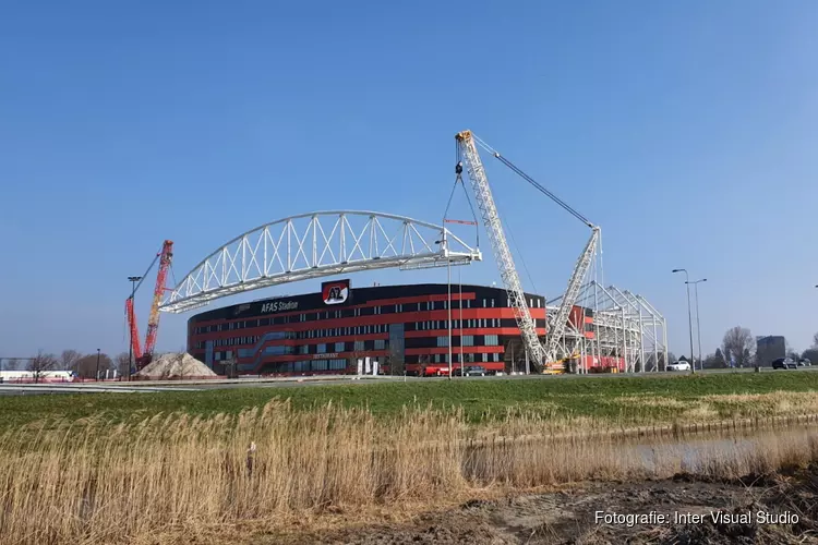 Spectaculaire hijsklus met "mega-truss" bij AZ-Stadion in volle gang