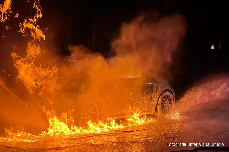 Auto door brand verwoest op Einsteinstraat