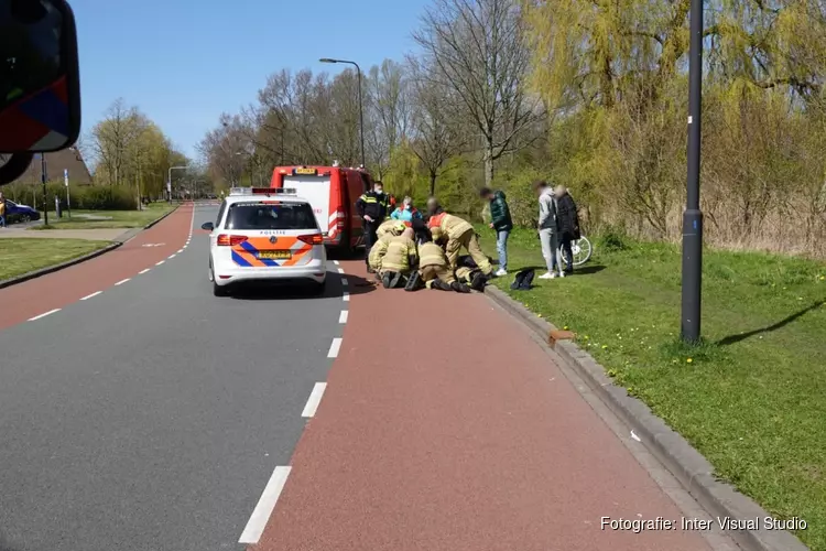 Jongen raakt gewond nadat hij met voet tussen spaken komt