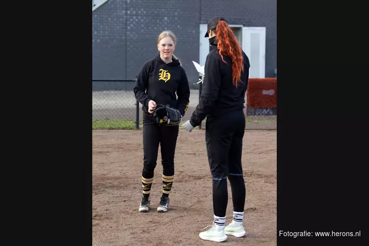 Eva Voortman, Nederlands beste softbal-pitcher, komt Herons-pitchers ondersteunen