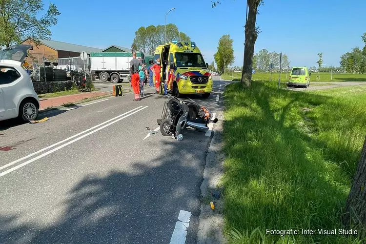 Ongeval letsel tussen scootmobiel en auto Speketersweg Waarland