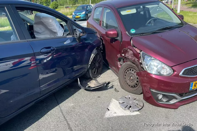 Twee auto&#39;s op elkaar op de Kamerlingh Onnesweg