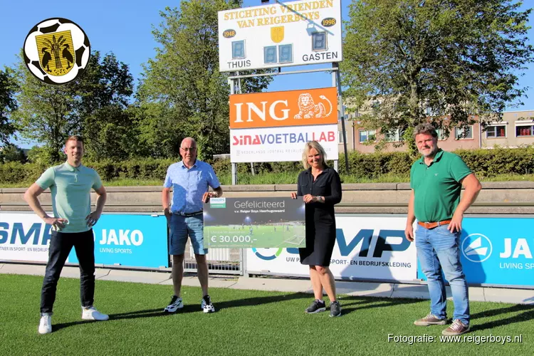 Reiger Boys wedstrijdwinnaar "Win Sportveldverlichting"