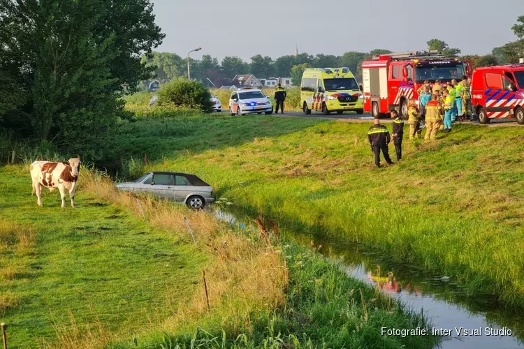 Hulpdiensten groots uitgerukt voor auto te water in Oudkarspel, geen bestuurder aangetroffen