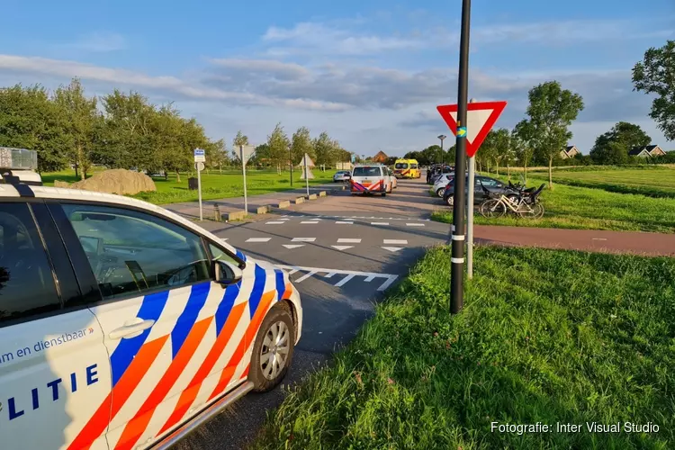 Scooterrijder rijdt achterop auto