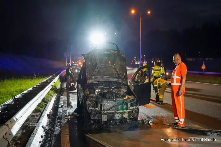 Auto vliegt in brand op N242 bij Alkmaar