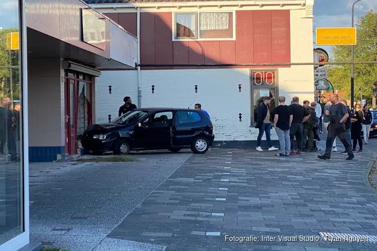 Auto rijdt tegen gevel aan op de Middenweg in Heerhugowaard