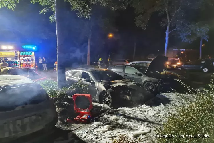 Vermoedelijke brandstichting in Heerhugowaard, vijf auto&#39;s beschadigd