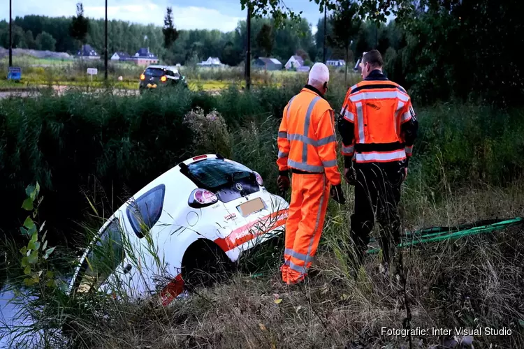 Maaltijdbezorger belandt met auto in het water in Heerhugowaard