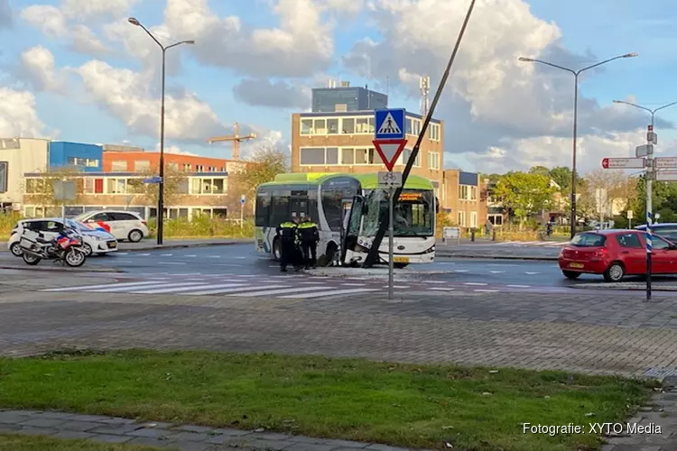 Buschauffeur botst met bus op lantaarnpaal