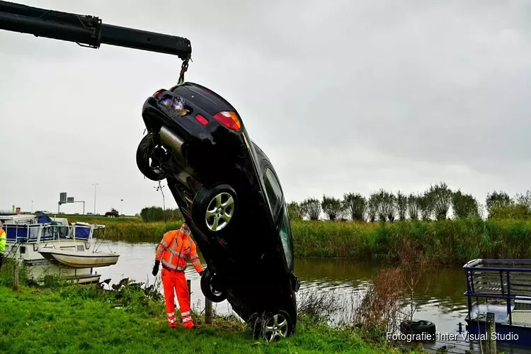 Auto te water langs Huygendijk, handrem vergeten