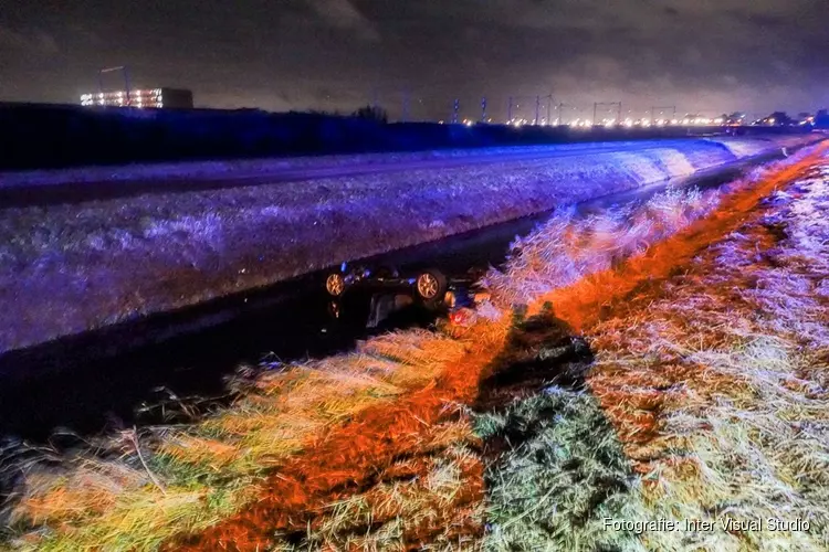 Omstanders redden duo uit te water geraakte auto