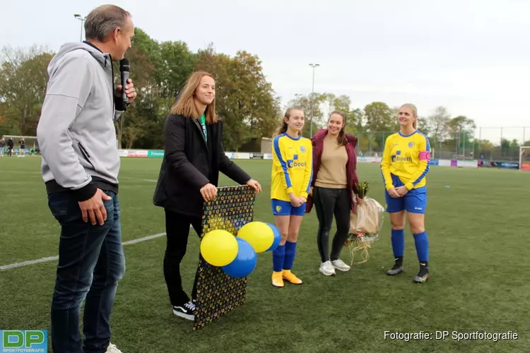 Daphne van Domselaar schenkt shirt Nederlands elftal aan LSVV