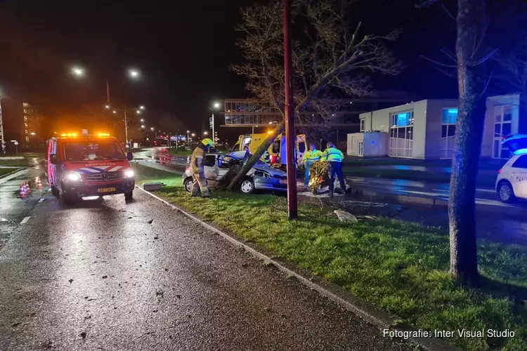 Auto crasht tegen boom in Heerhugowaard, twee gewonden