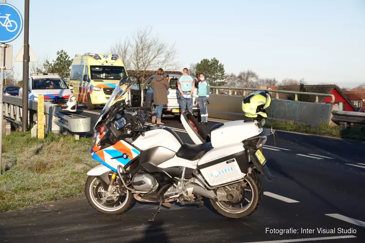 Taxibusje botst tegen auto vlak voor Broekerbrug