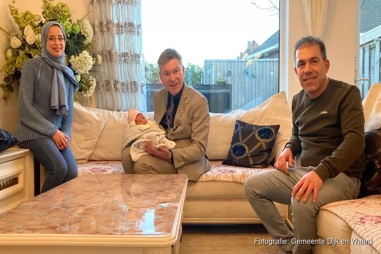 Burgemeester Rehwinkel bezoekt eerste baby Dijk en Waard