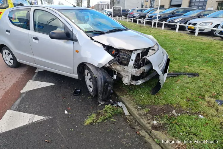 Beginnende bestuurder klapt tegen lantaarnpaal