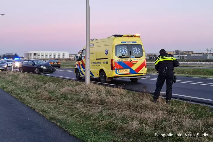 Auto botst achter op bestelbus op N242