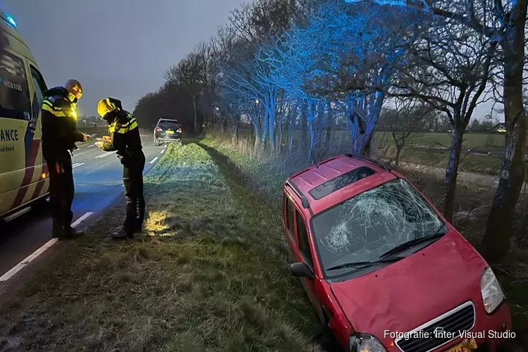 Auto belandt in greppel door harde windvlaag