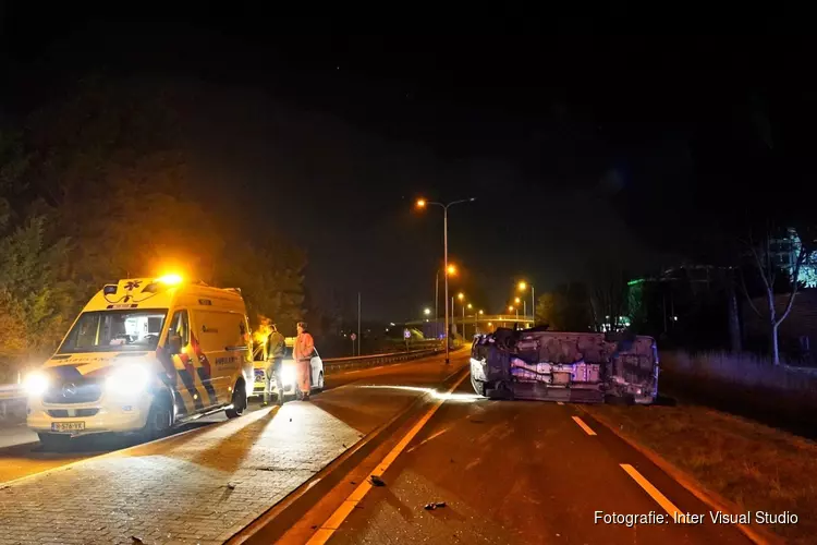 Auto op zijn kant op N242 bij Heerhugowaard