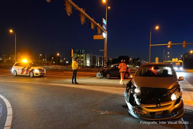 Twee gewonden en veel schade bij ongeval op N242