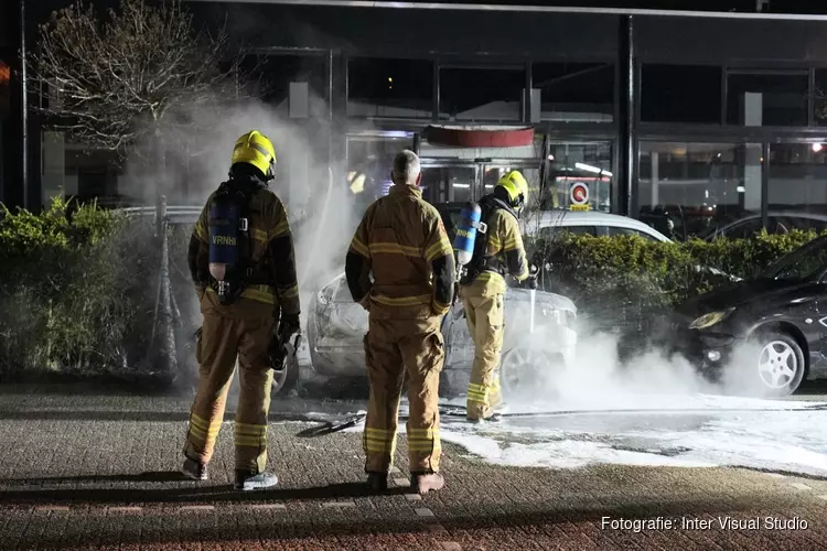 Auto door brand verwoest bij bedrijf in Heerhugowaard