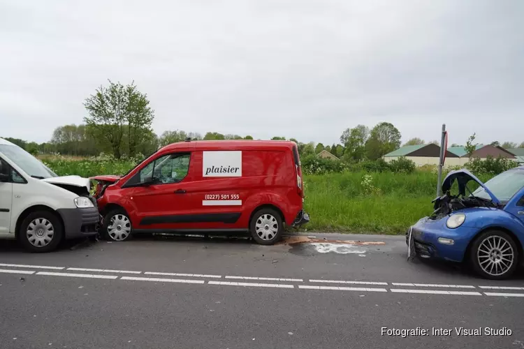 Vier auto&#39;s betrokken bij ongeval op N242, twee gewonden