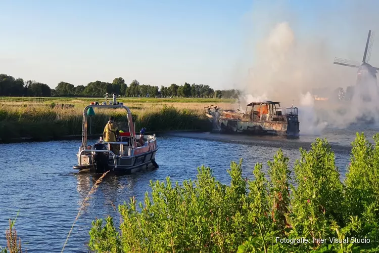 Brandende boot vaart zonder opvarenden