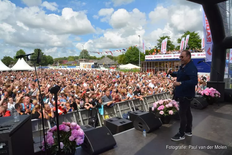 Meezingfestijn Zomertoer Heerhugowaard druk en gezellig ondanks afwezigheid Mart Hoogkamer