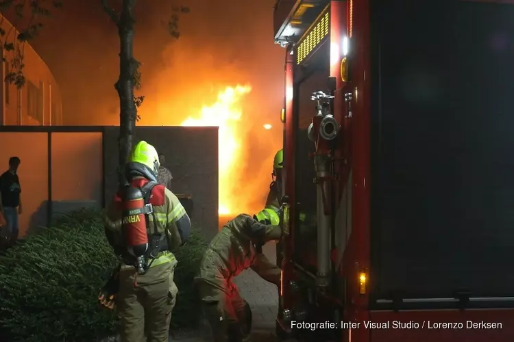 Hoge vlammen bij brand in achtertuin van woning in Heerhugowaard