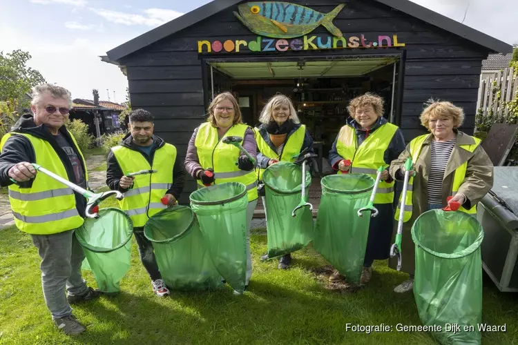 Wethouder Annette Groot ruimt samen met inwoners zwerfafval in &#39;t Kruis