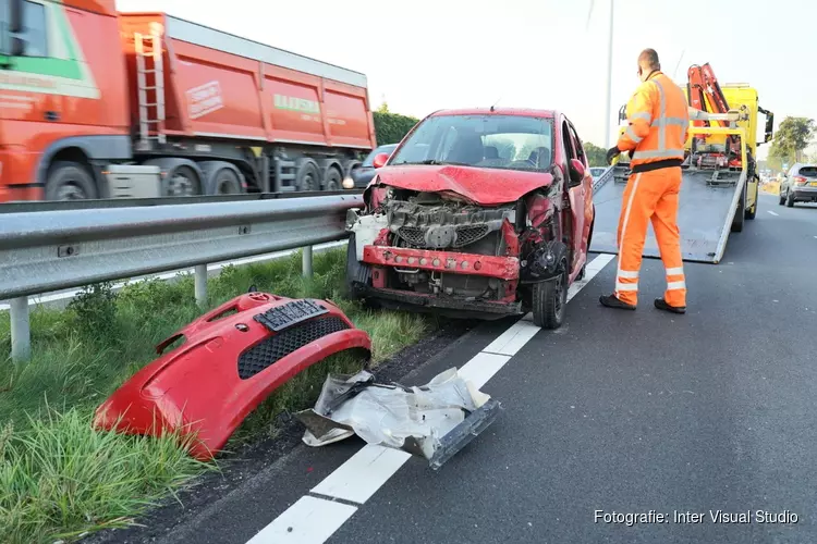 Vrachtwagen in botsing met auto op N242