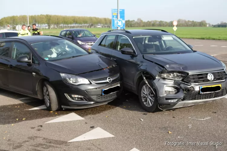 Twee auto&#39;s afgevoerd na ongeval op de Schagerweg