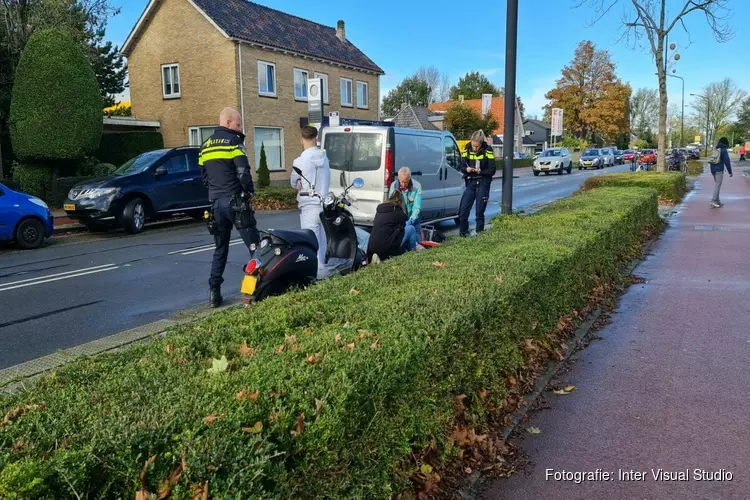 Bromfietser rijdt achterop bestelbus in Heerhugowaard